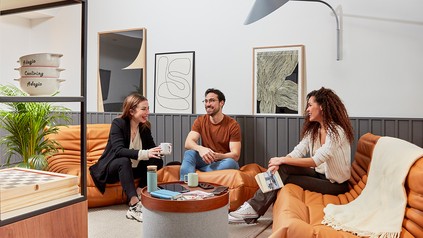 Gruppe im Adagio-Coliving-Apartment