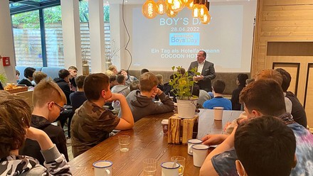 Wirtschaftsreferent und Wiesnchef Clemens Baumgärtner hat mit den Jungs unter anderem über die Zukunftschancen in der Hotellerie gesprochen. (Foto: © Cocoon München)