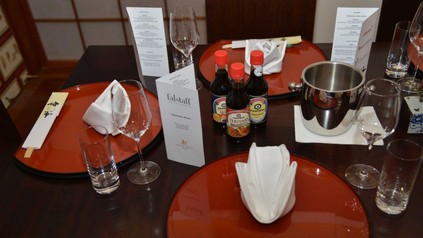 Teller auf Tisch in japanischem Restaurant