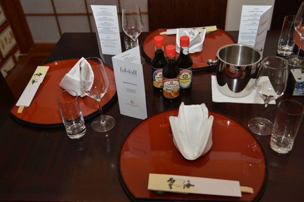 Teller auf Tisch in japanischem Restaurant