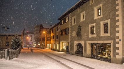 Straße in Pontresina im Winter im Schnee