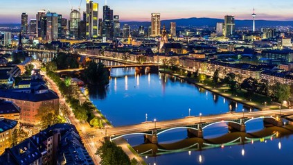 Stadt bei Dämmerung