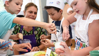 Sarah Wiener mit Kinderköchen