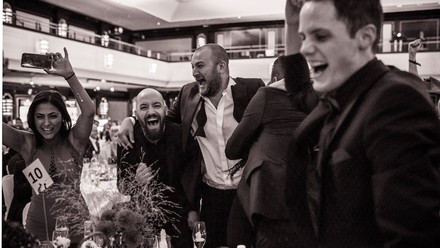 Eine Gruppe junger Barkeeper, die sich auf einen Preis beim Mixology Bar Award 2019 freuen