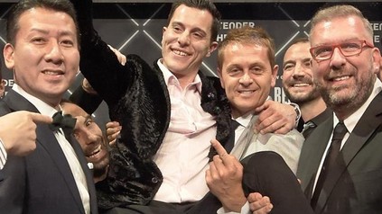 Eine Gruppe Menschen, die den weltbesten Barkeeper Orlando Marzo feiert