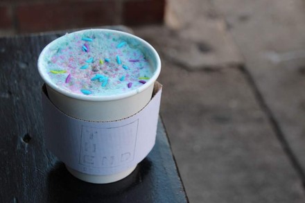 Einhorn-Latte vom Café „The End“ aus Brooklyn in New York City