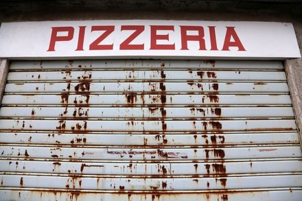 Pizzeria Außenansicht heruntergelassene Rollos