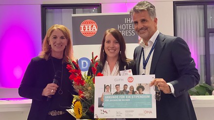 Von links: Merle Losem, Geschäftsführerin Deutsche Hotelakademie (DHA), Jacqueline Becker von der Dorint GmbH und Otto Lindner, Vorsitzender der GVFH und des Hotelverbandes Deutschland (IHA), bei der Stipendienvergabe 2021 in Berlin. (Foto: © Hotelverband Deutschland (IHA) e.V.)
Stipendienvergabe 2021 in Berlin