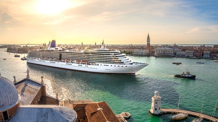 Ein Kreuzfahrtschiff in Veneid