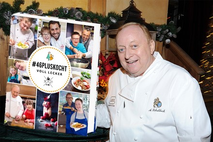 Spitzenkoch Alfons Schuhbeck mit einem Buch mit dem Titel „46plus kocht voll lecker“