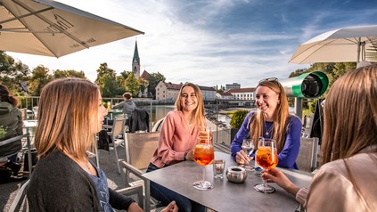 Gruppe Frauen trinken Cocktails in derSommerbar Kempten