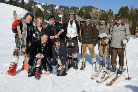 Einige Personen im Kilt oder in der Lederhose beim Skifahren