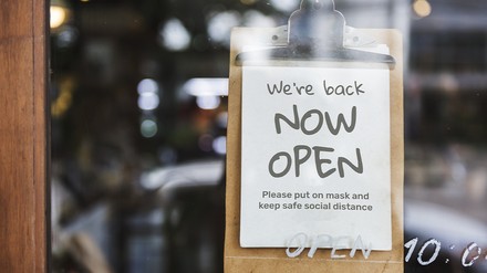 Schild an Restauranttür: Wir haben wieder geöffnet