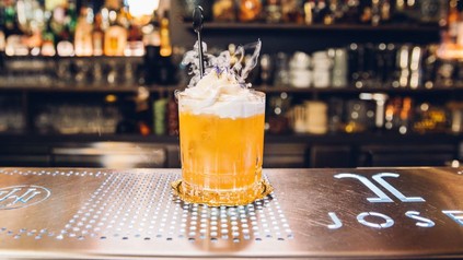 Cocktail mit Nebeleffekt der aus dem Glas aufsteigt