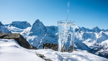 Ein Glas Mineralwasser im Hochgebirge