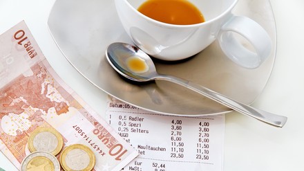 Geld auf einem Restauranttisch