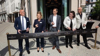 Scherenschnitt zur Neueröffnung des Hotels Schillerhof Weimar