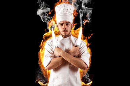 Koch mit Messern in der Hand