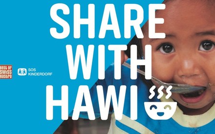 Kind der 3. Welt isst mit einem Löffel.