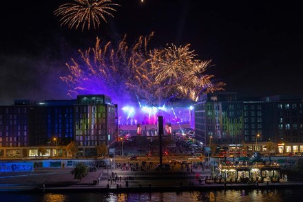 Ein nächtliches Feuerwerk über dem neuen Mercedes Platz in Berlin