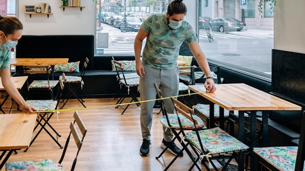 Gastronomen vermessen die Abstände zwischen den Tischen