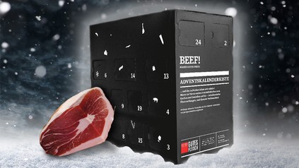 Ein Fleisch-Adventskalender und ein Stück Schinken im Schnee