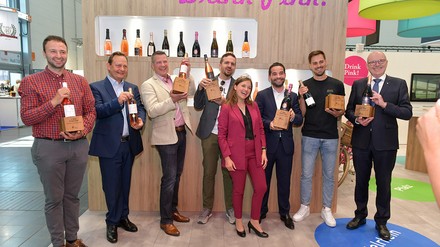 Die Gewinner (v. l. n. r.): Weingut Jakob Schneider (Jakob Schneider), Weingut Bimmerle (Siegbert Bimmerle, Kellermeister Philipp Milke), Weingut Bergoldt-Reif & Nett (Christian Nett), Laudatorin Sina Erdrich (Deutsche Weinkönigin), Weingut Reichsrat von Buhl (Dennis Geller), Weingut Franz Keller (Hannes Wolf), Weingut Juliusspital (Horst Kolesch) (Foto: © Deutsches Weininstitut)
Die Gewinner (v. l. n. r.): Weingut Jakob Schneider (Jakob Schneider), Weingut Bimmerle (Siegbert Bimmerle, Kellermeister Philipp Milke), Weingut Bergoldt-Reif & Nett (Christian Nett), Laudatorin Sina Erdrich (Deutsche Weinkönigin), Weingut Reichsrat von Buhl (Dennis Geller), Weingut Franz Keller (Hannes Wolf), Weingut Juliusspital (Horst Kolesch)