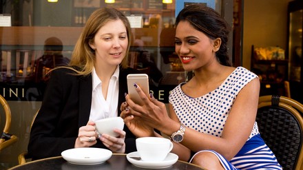 Zwei Gäste an einem Straßencafe