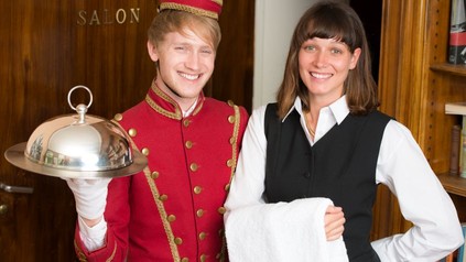 Hotelpage und Zimmermädchen