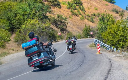 Motorradfahrer auf kurviger Straße