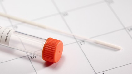 Corona-Test liegt auf einem Kalenderblatt