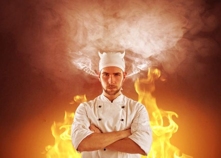 Ein wütender Koch, dem es aus den Ohren raucht