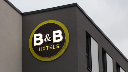 Blick auf das Logo des B&B Hotels in Köln, Nordrhein-Westfalen