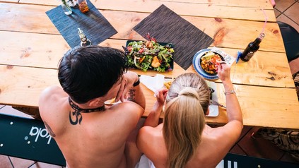 2 besucher in einem Nacktrestaurant
