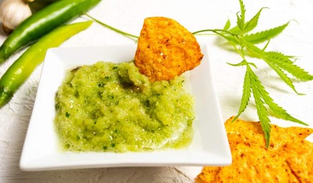 Ein grüner Dip mit Cannabis-Blättern