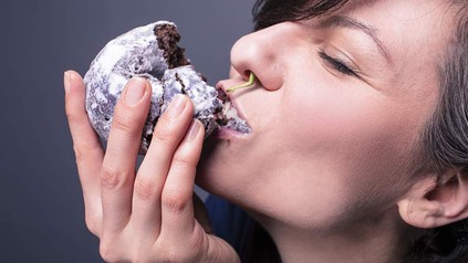 Frau beißt in Gebäck