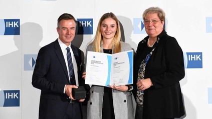 Hotelfachfrau Laura Daxenberger erhält eine Urkunde