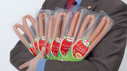 Michael Trünkel mit Wurst in der Hand