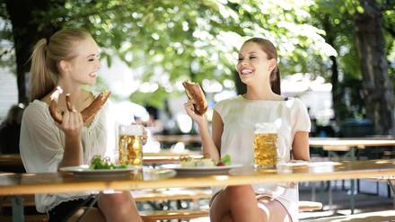 Zwei Frauen im Biergarten
