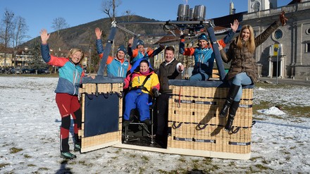 Eine Gruppe Menschen in einem Freiballon
