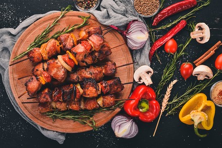 Einige gegrillte Schaschlik-Spieße auf einem Teller