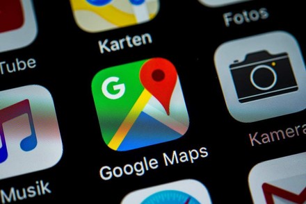 Ein Handy-Display mit einem „Google Maps“-Symbol
