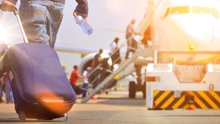 Passagiere an einem Flugzeug