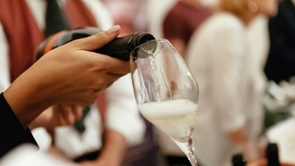 Ein Glas Sekt wird eingeschenkt