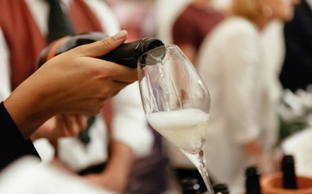 Ein Glas Sekt wird eingeschenkt