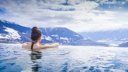 Therme mit Bergpanorama