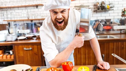 Ein verrückt gewordener Koch in einer Restaurantküche