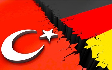 Türkei- und Deutschland Flagge mit Riss dazwischen
