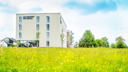 Wildblumenwiese rund um das Koncept Hotel Neue Horizonte Tübingen