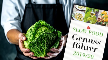 Das Titelbild des Slow Food Genussführers vor einem frischen grünen Kohlkopf